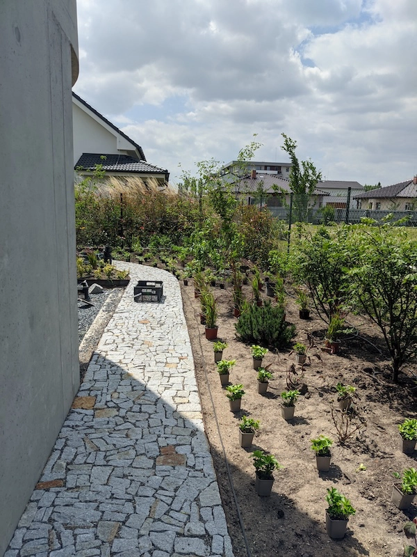 Zahrada-u-betonoveho-domu-realizace